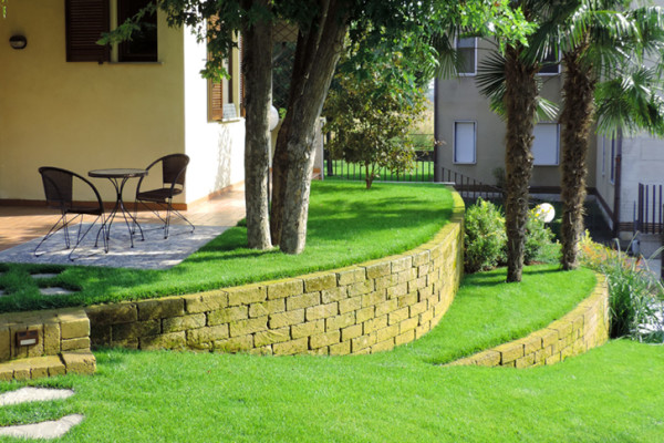 Progettazione e realizzazione giardino privato a Caravaggio - Bergamo. Rizzi Giardini: progettazione giardini , spazi esterni , verde pensile , garden design.