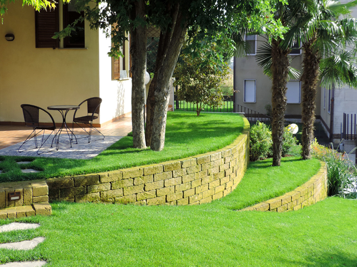 Giardino con terrazzamenti in tufo progettazione giardini Sistemazione giardini privati